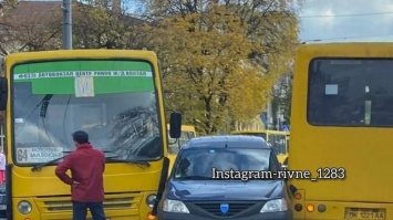 Затиснуло між двома маршрутками: у центрі Рівного трапилася автопригода