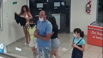 Жінка роздяглася, щоб використати сукню, як захисну маску