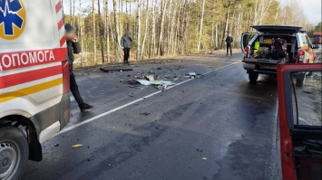 Зіткнулись вантажівка та бус: троє загиблих