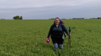 Зносила сім пар взуття: жінка пройшла майже всю Європу